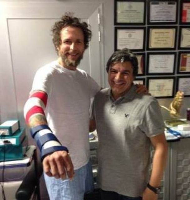 Jovanotti con il polso fratturato
