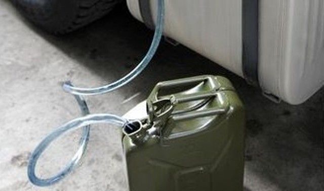 L'odore della benzina ha messo nei guai un romeno 23enne