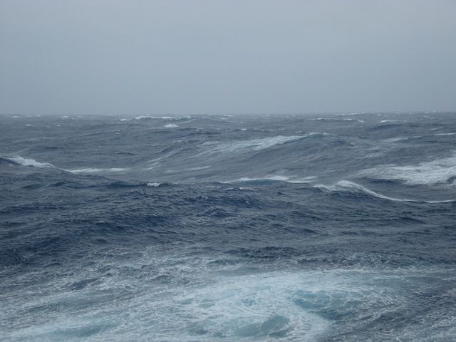Mare molto mosso fermi traghetti per l'Elba