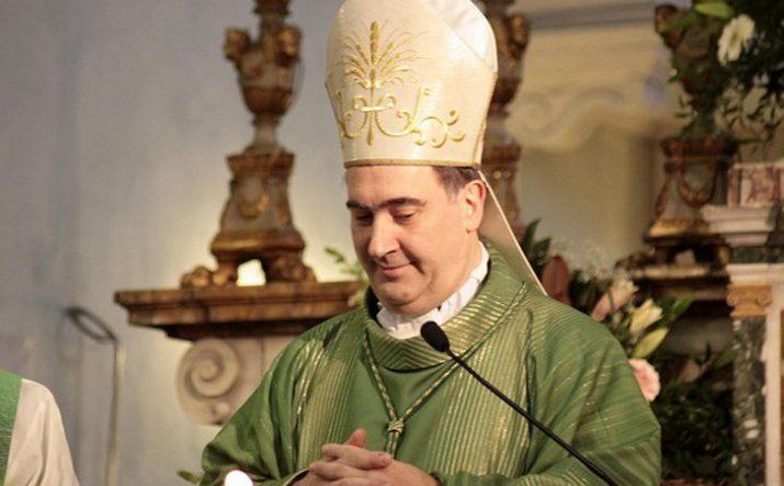 Monsignor Claudio Maniago saluta il Papa