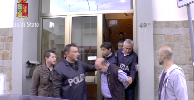 La Squadra Mobile durante l'arresto di Riccardo Viti in via Locchi 49 c a Firenze