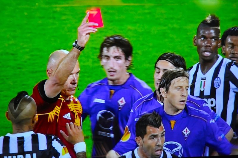 Il momento decisivo: l'espulsione di Gonzalo seguita dalla punizione-gol di Pirlo