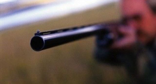 Beccato mentre spara ad una lepre dall'auto