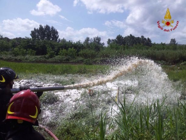 I Vigili del Fuoco in un recente intervento per la fuoriuscita di carburante dall'oleodotto Livorno Calenzano