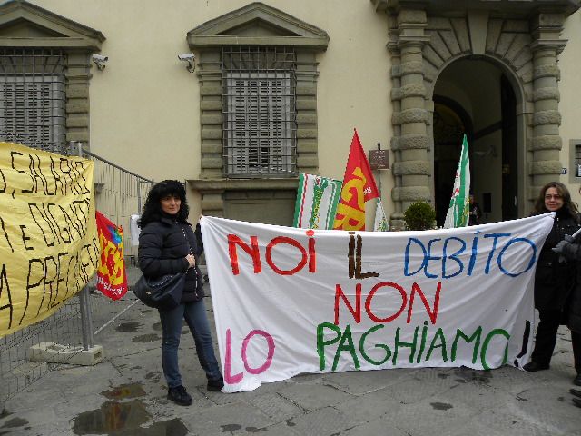 Uno degli slogan dei lavoratori del portierato della Regione Toscana che oggi hanno manifestato di fronte Palazzo Strozzi Sacrati