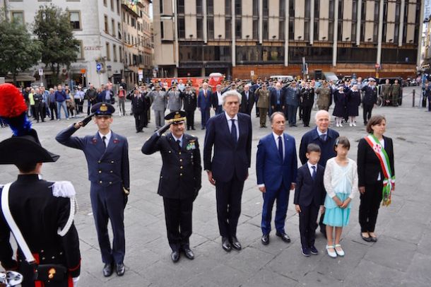 Le autorità fiorentine davanti al monumento ai caduti in piazza dell'Unità d'Italia
