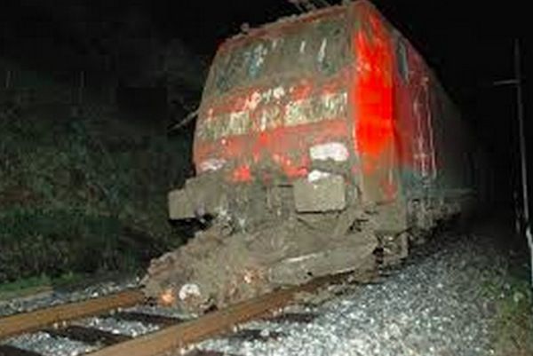 Una motrice utilizzata per rimuovere una frana