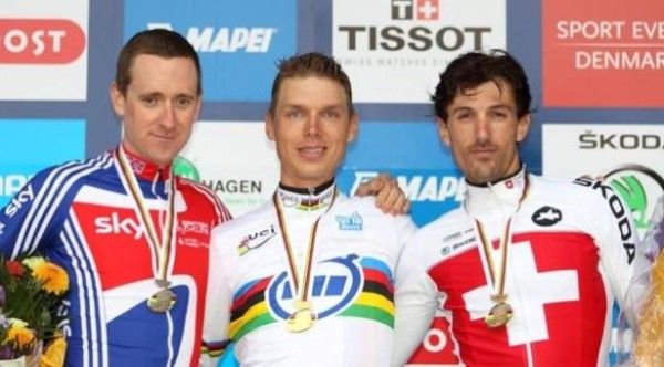 Il podio della cronometro professionisti: da sin. Wiggins, Martin e Cancellara