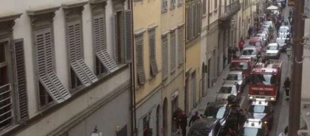 Il numero civico di via degli Alfani dove l'albanese si è sparato