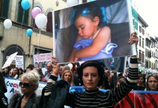 La madre della piccola Sofia porta in corteo la foto della figlia malata