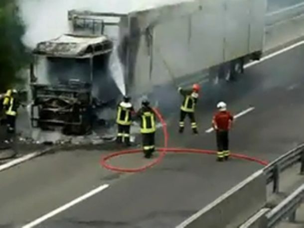 Incidente in A1 tir prende fuoco