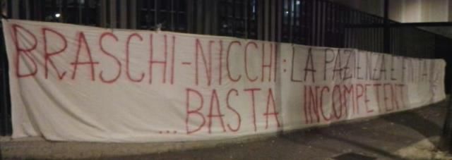 Lo striscione appeso nottetempo ai cancelli del Franchi