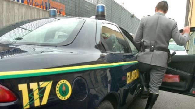 La Guardia di Finanza impegnata nel sequestro