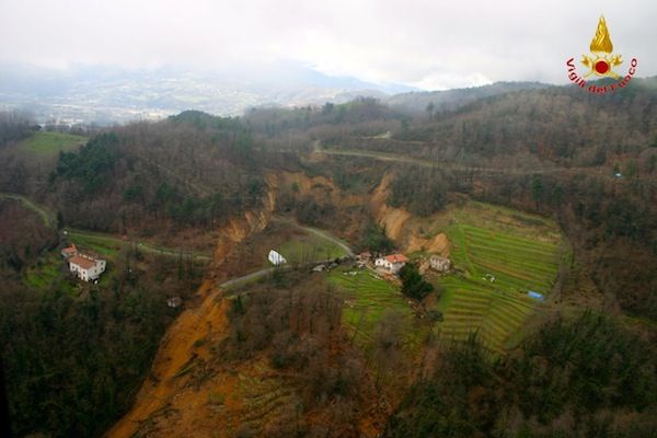 Una frana in Garfagnana ripresa da un elicottero dei Vigili del Fuoco