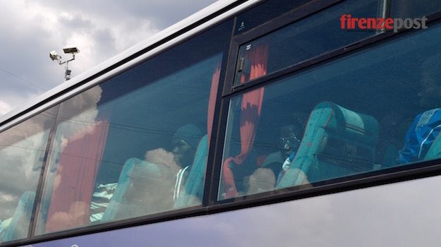Gruppo di migranti in arrivo a Firenze