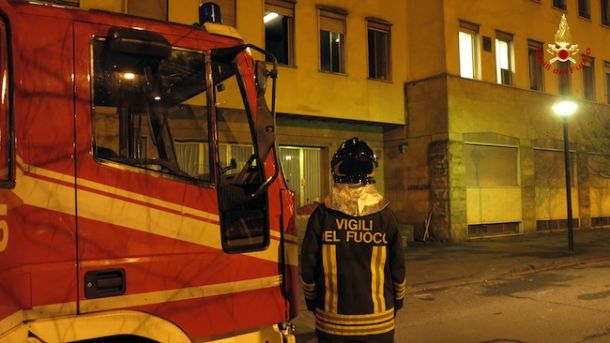 I Vigili del Fuoco davanti alla sede dell'Asl 10
