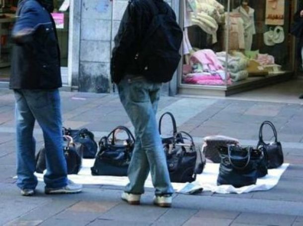 Venditori abusivi (foto di archivo)