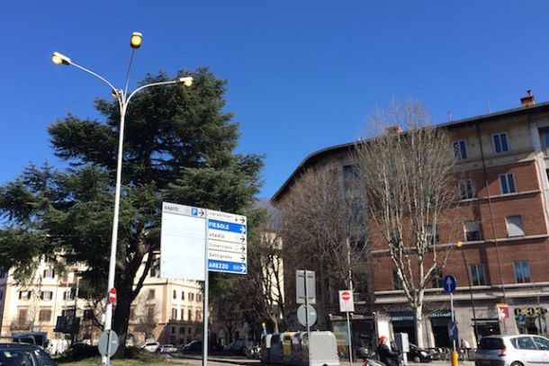 Lampioni accesi in piazza delle Cure a Firenze