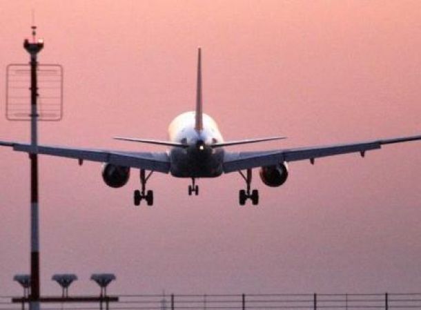 Un aereo durante un atterraggio