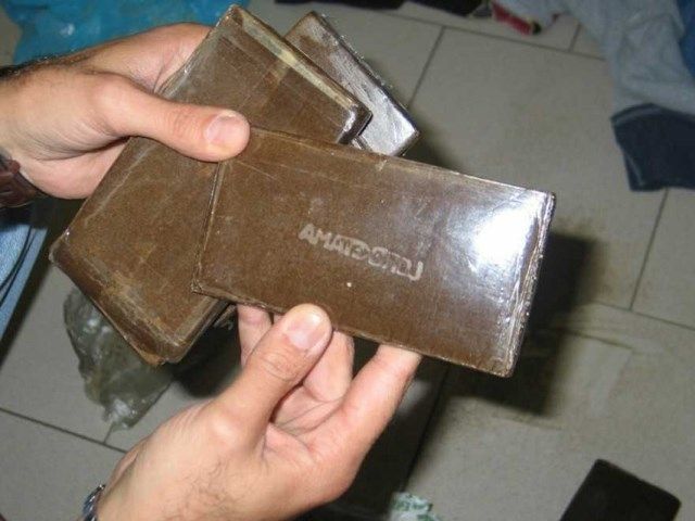 L'hashish nascosto in piccoli tavolini provenienti dall'India