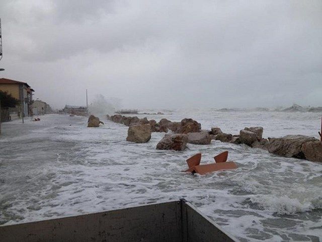 Mareggiata sulla costa pisana