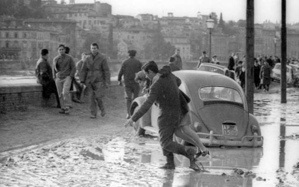 Un'immagine dell'alluvione di Firenze del '66