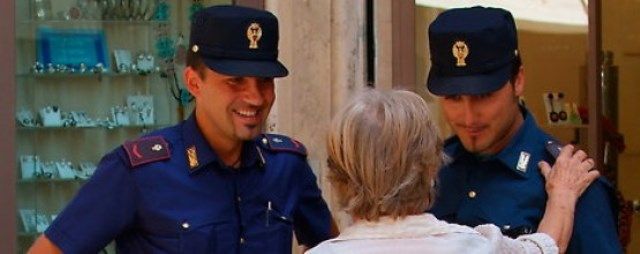La Polizia in campo contro le truffe agli anziani