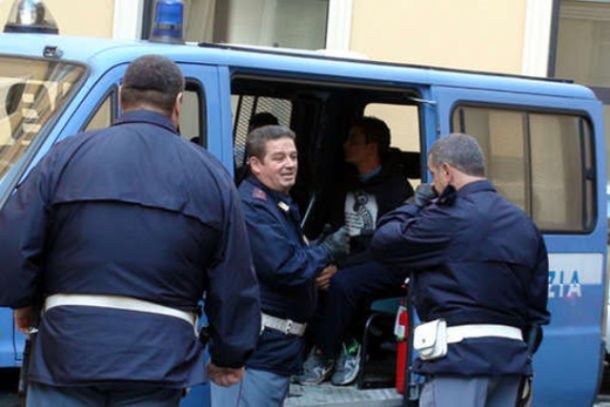La Polizia di Siena ha rimpatriato i due ladri d'appartamento albanesi