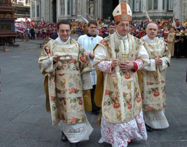 Il cardinale Giuseppe Betori davanti al sagrato del Duomo di Firenze