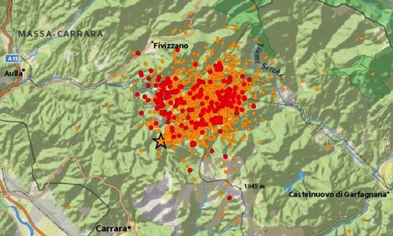 La sequenza sismica in Lunigiana. In rosso gli eventi degli ultimi 3 giorni: il quadrato rappresenta il terremoto di questo pomeriggio (ML 4.4) alle ore 16:40.