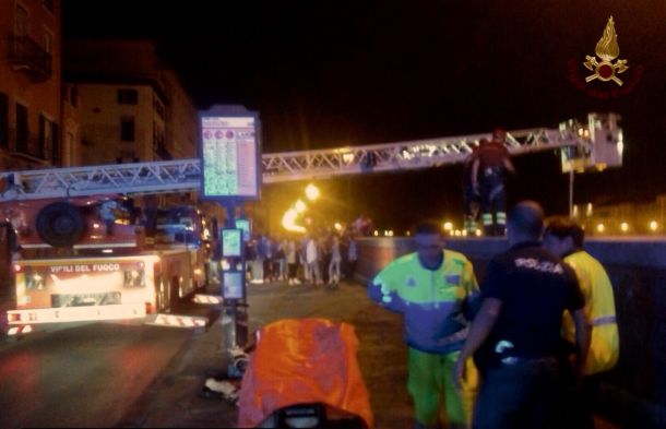 L'intervento di soccorso sul lungarno a Pisa