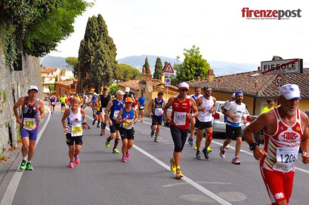 Gli atleti della 100 Km del Passatore 2015 lungo la salita di Fiesole