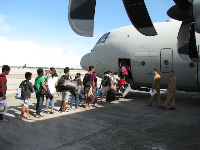 Popolazione delle Filippine sfuggita al Tifone Haiyan all'imbarco su un C130j italiano
