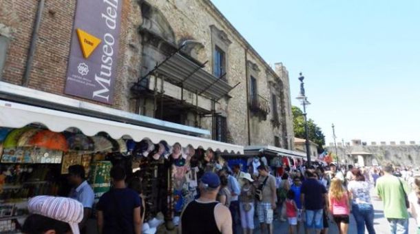 Le bancarelle in piazza dei Miracoli a Pisa