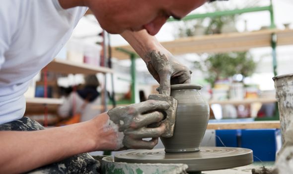 Un artigiano al lavoro