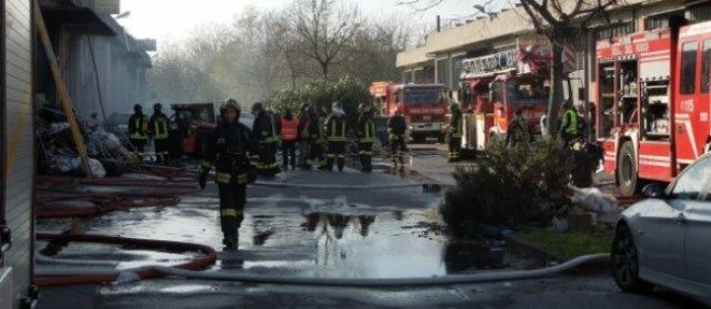 Il rogo nella fabbrica in via Toscana a Prato