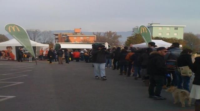 In fila al freddo per un posto di lavoro al fast food