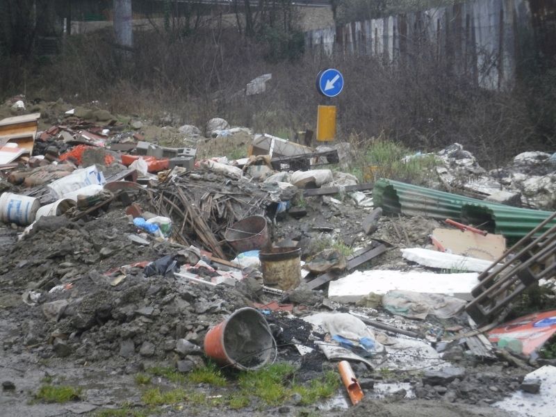 La discarica abusiva dietro all'edificio che ospita la Filarmonica Rossini, in via Villamagna