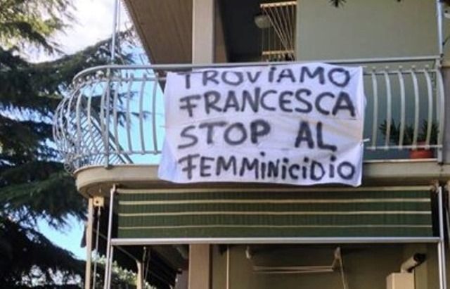 Striscioni esposti ai balconi di Gavorrano nell'ambito delle ricerche di Francesca Benetti