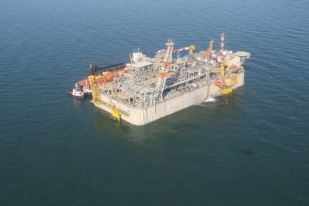 La piattaforma del rigassificatore di Livorno (foto Ansa)