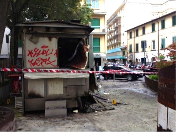Il chiosco dato alle fiamme in piazza Tanucci a Firenze 2