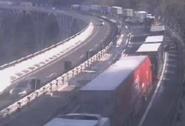 Coda chilometrica in A1 per un mezzo incendiato alla galleria di Roncobilaccio