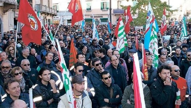 n momento della grande manifestazione pro-Lucchini a Piombino