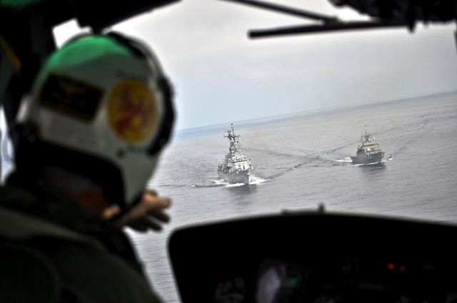 A bordo dell'elicottero AB212 della Marina Militare in Oceano Atlantico