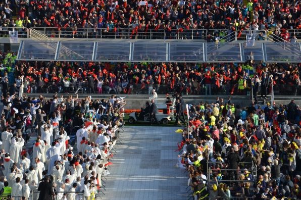 Papa Francesco saluta i fedeli