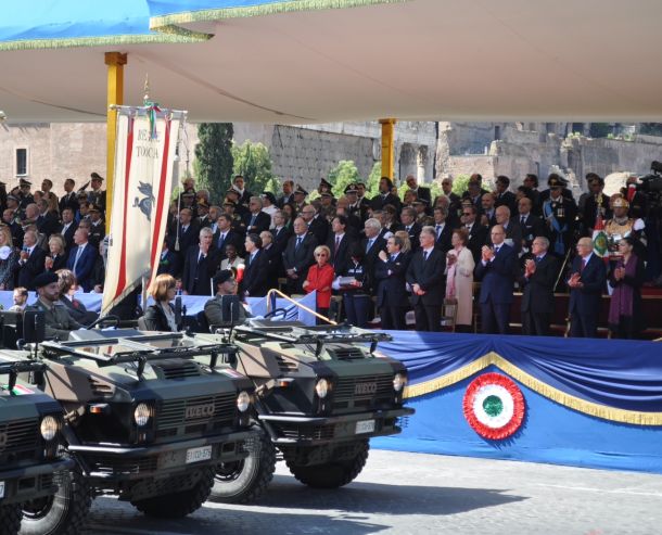 Il gonfalone della Regione Toscana alla parata militare del 2 giugno a Roma