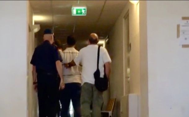 Dawitt Tades di spalle mentre esce dall'interrogatorio del Gip