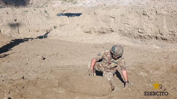 🪖 Dall'Esercito Italiano la foto del Genio Ferrovieri di Castel Maggiore con l'ordigno ritrovato nel cantiere del Teatro il Ferruccio