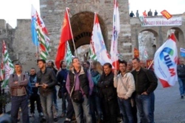 Il presidio dei sindacati della Lucchini