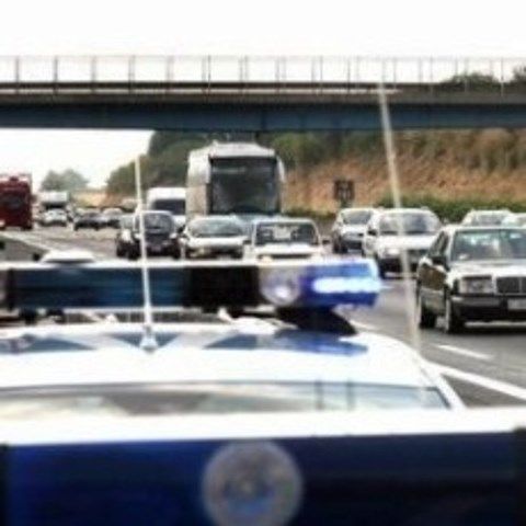 Si ribalta camion sulla Porrettana